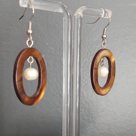 Polished shell and pearl earrings - Picture 4 of 7
